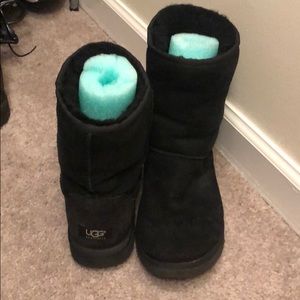 Black classic short ugg boots. Women’s 9